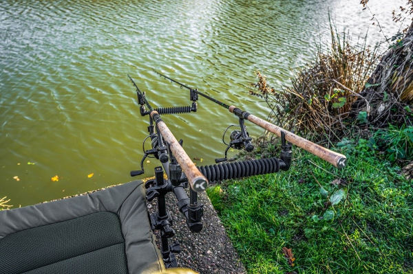 Korum Rameno Teleskopické s Hrazdami XS Two Rod Arm & Rests 7