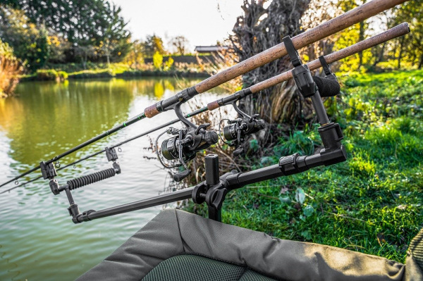 Korum Rameno Teleskopické s Hrazdami XS Two Rod Arm & Rests 9
