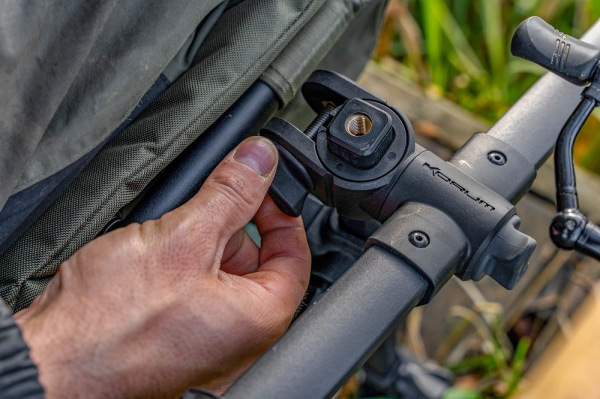 Korum Rameno Teleskopické s Hrazdami XS Two Rod Arm & Rests 8